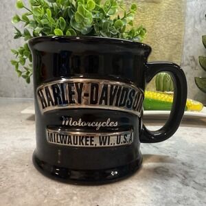 2002~HARLEY DAVIDSON‎ Motorcycles~MILWAUKEE, WI Embossed BLACK Mug SILVER DESIGN